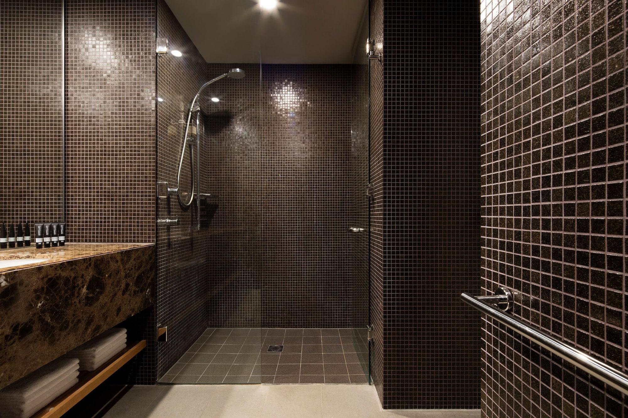 Hotel Realm Kanberra Dış mekan fotoğraf A shower