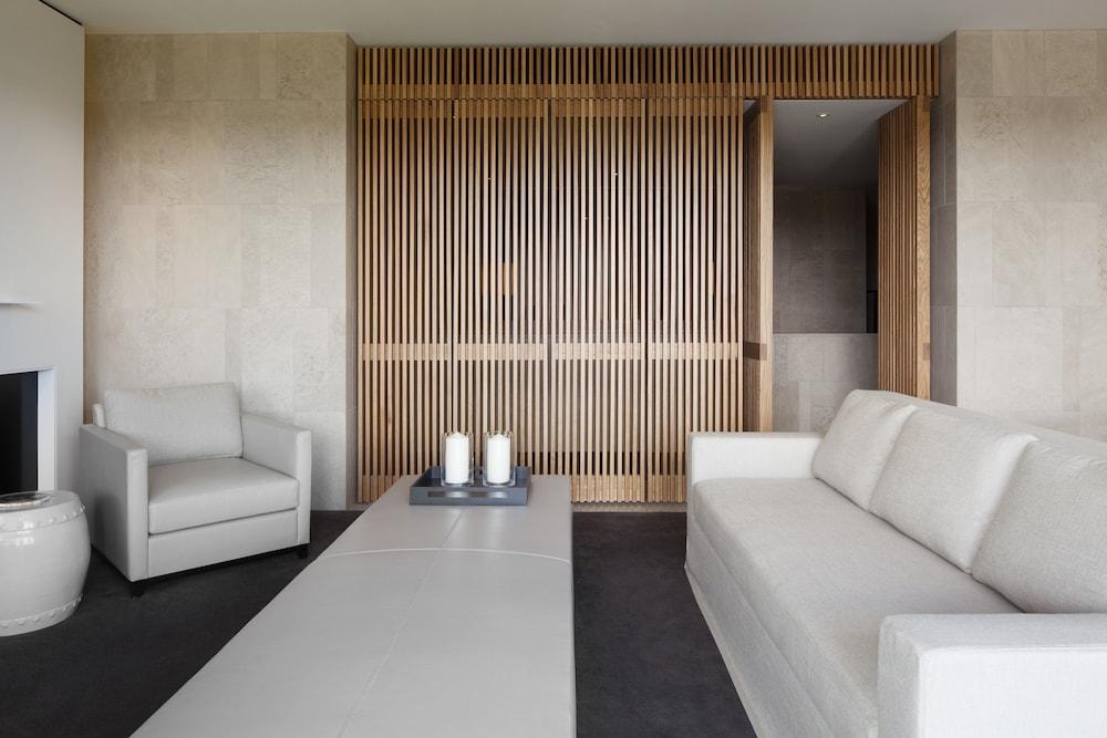 Hotel Realm Kanberra Dış mekan fotoğraf Interior of a suite at the Mandarin Oriental, Munich