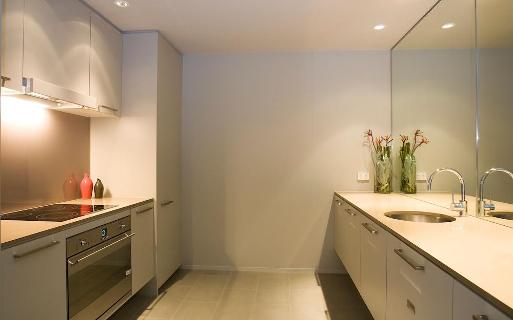 Hotel Realm Kanberra Dış mekan fotoğraf A kitchen in a typical apartment