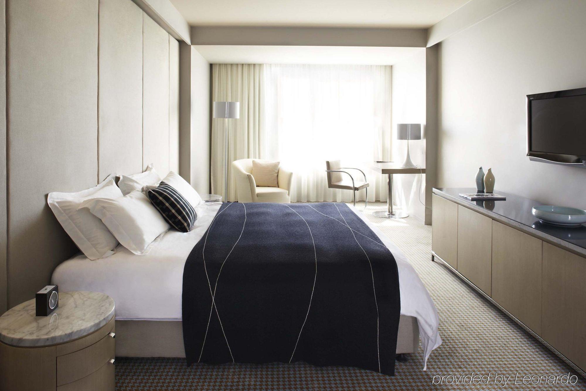 Hotel Realm Kanberra Oda fotoğraf A bedroom at The Park