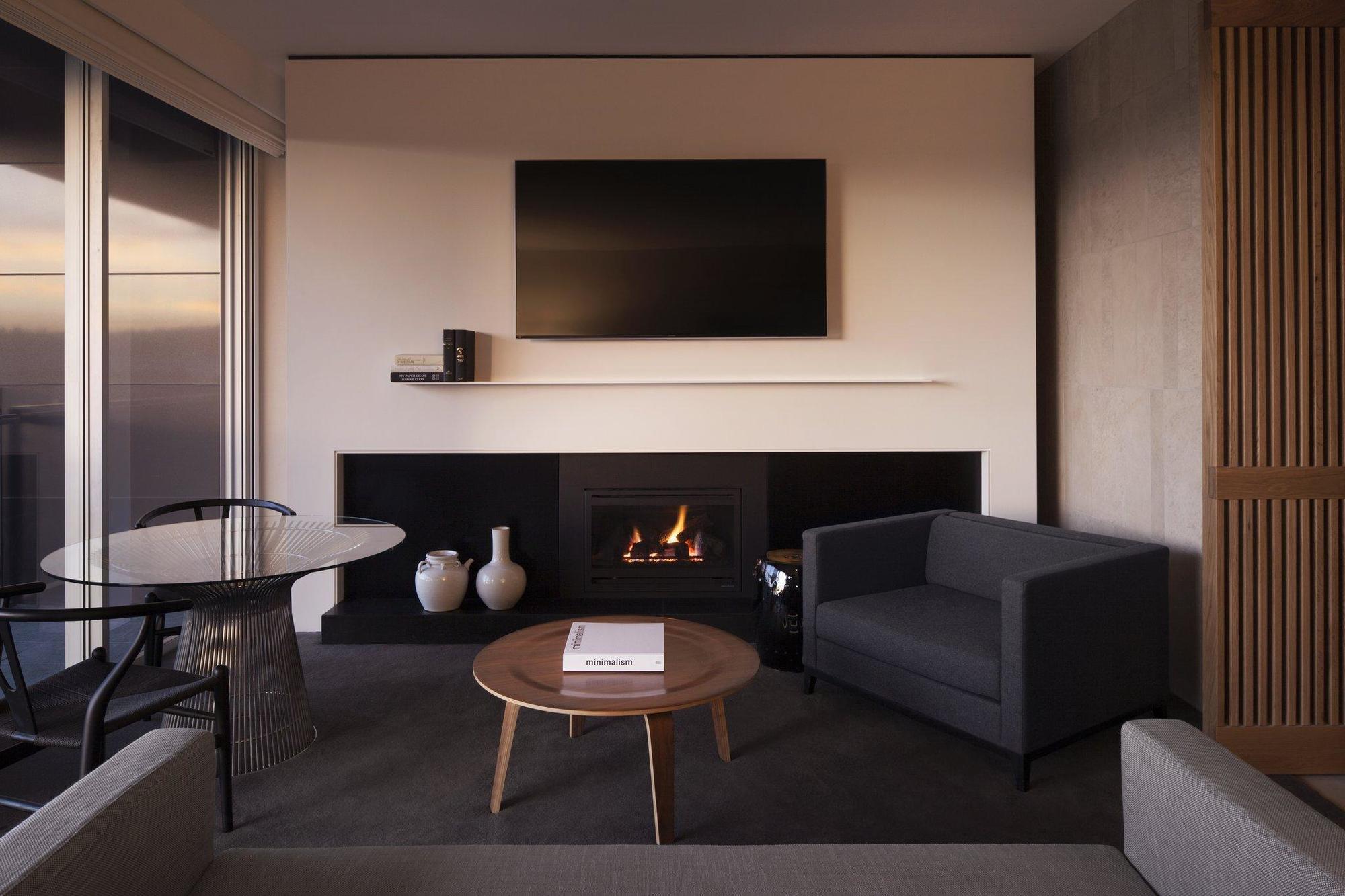 Hotel Realm Kanberra Dış mekan fotoğraf A living room with a fireplace
