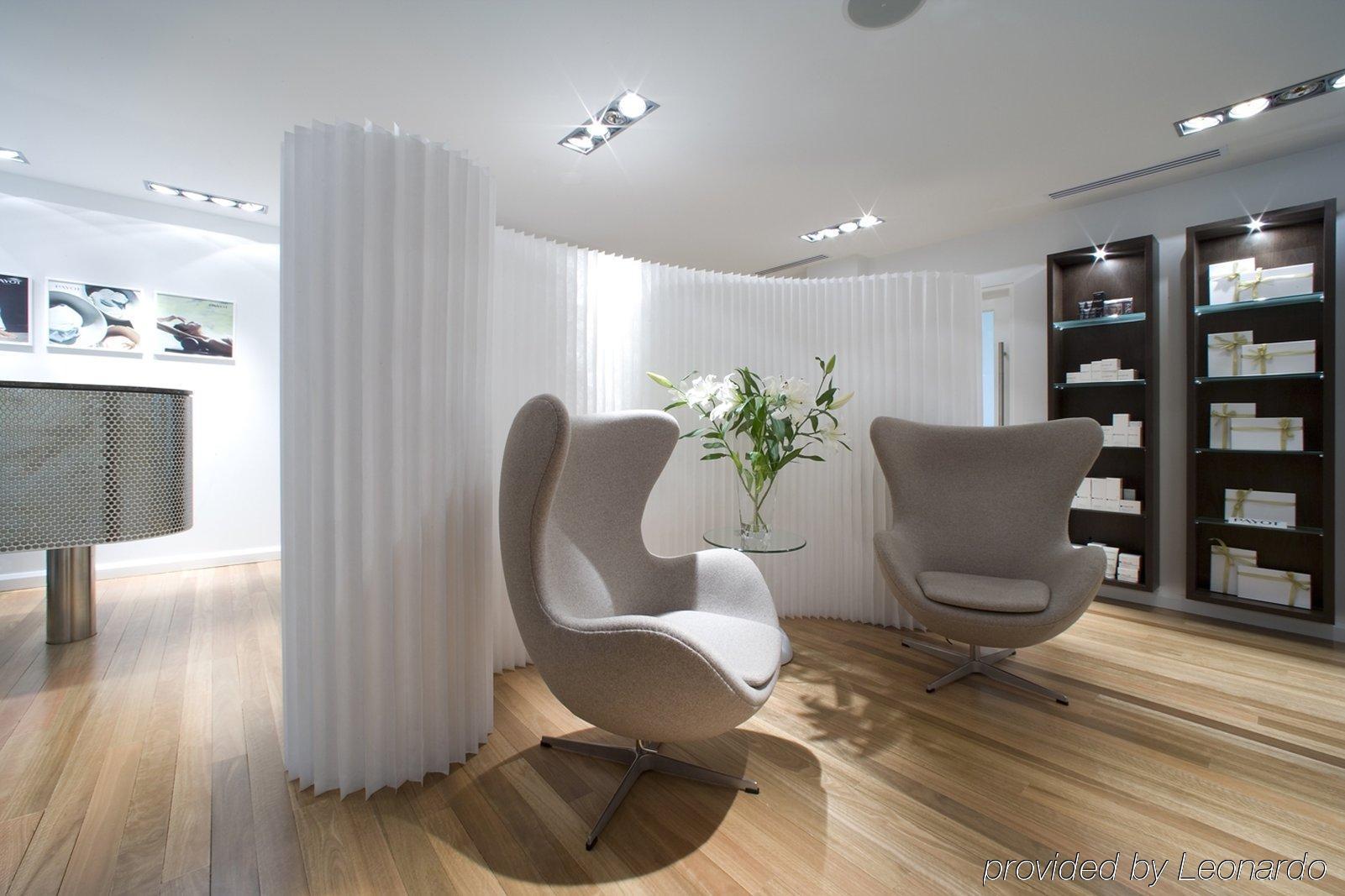 Hotel Realm Kanberra Dış mekan fotoğraf Interior of the clinic