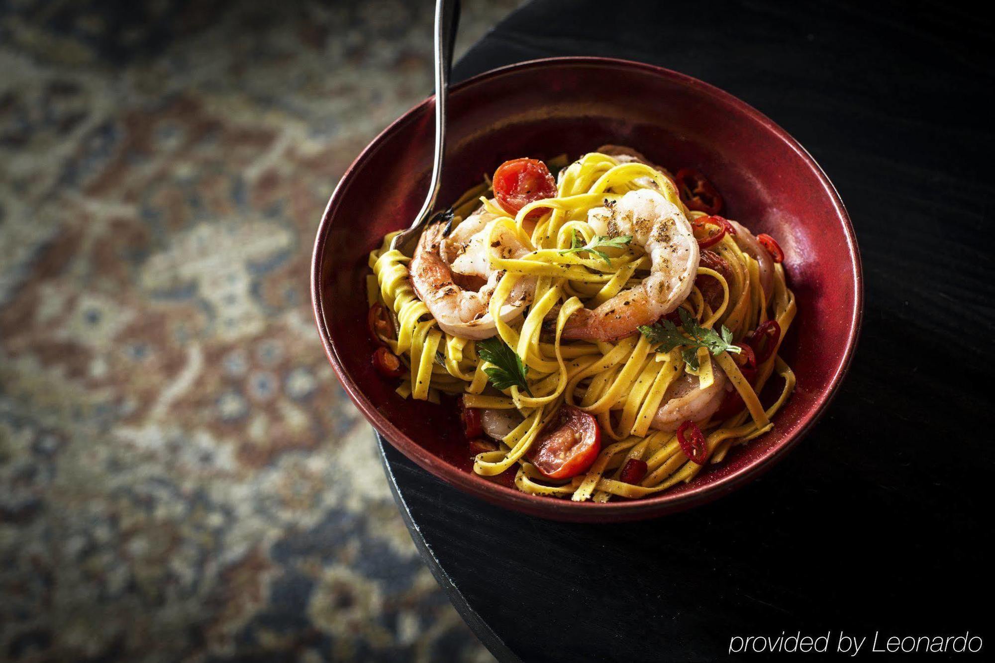 Hotel Realm Kanberra Dış mekan fotoğraf Shrimp and bell pepper pasta