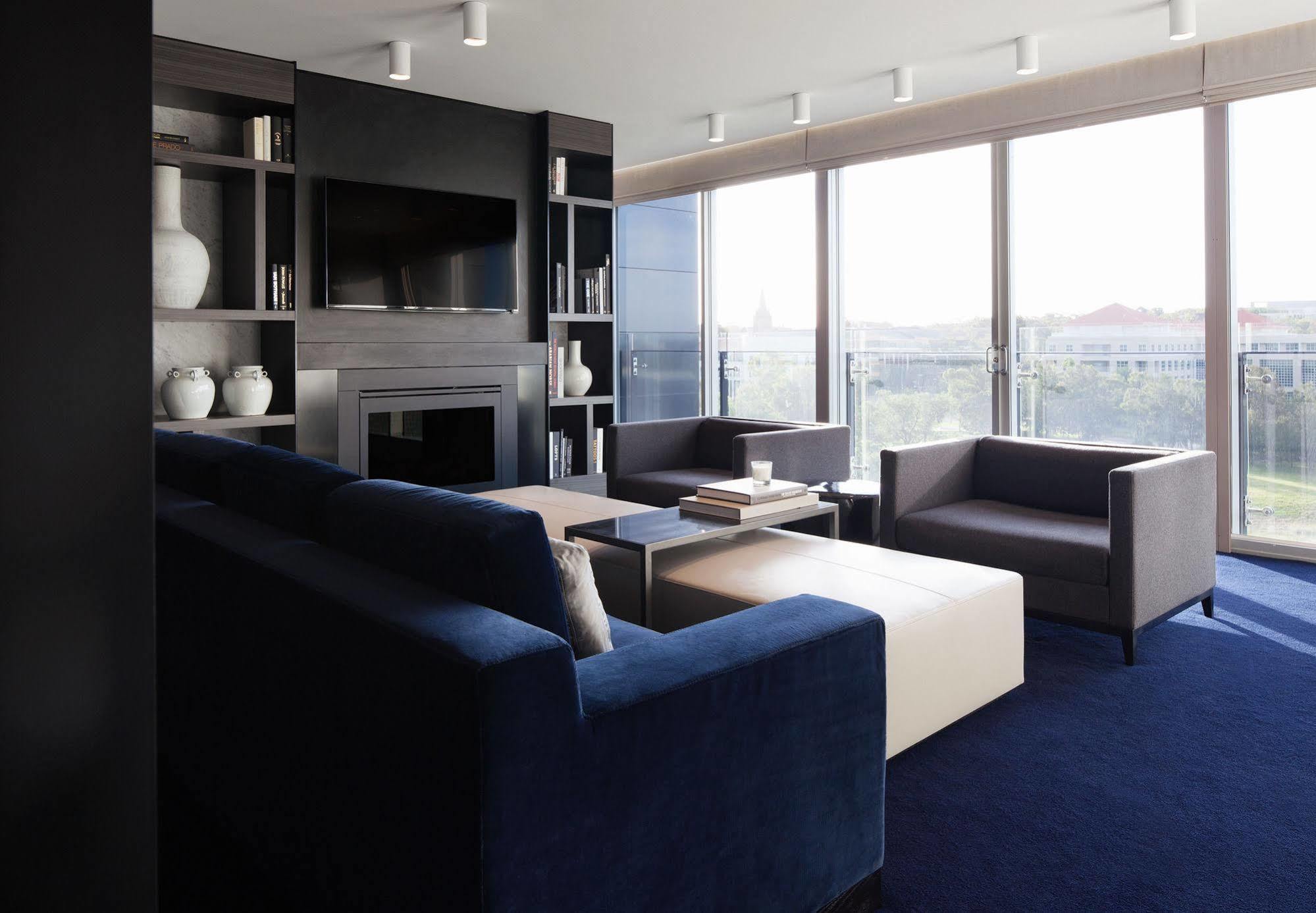 Hotel Realm Kanberra Dış mekan fotoğraf The interior of the 2010 presidential suite