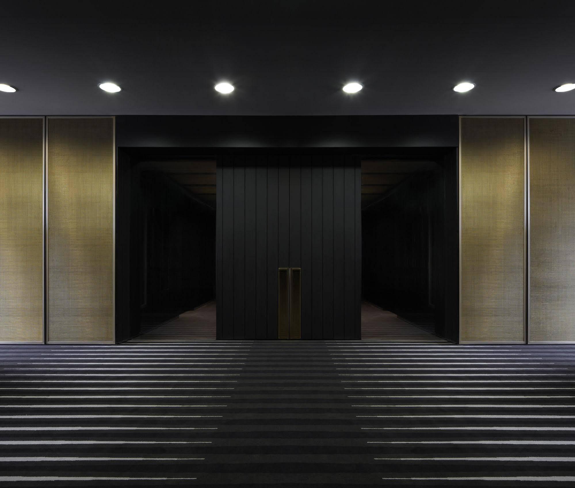 Hotel Realm Kanberra Dış mekan fotoğraf Entrance to the museum